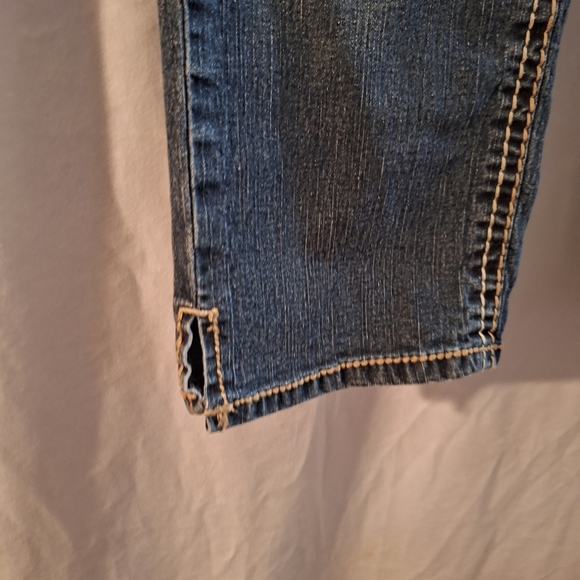 Blue Ankle Cropped Capri Jeans with Faded Wash - Picture 3 of 5